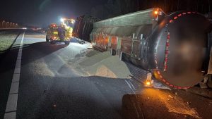Vrachtwagen met veevoer kantelt op A67: waarom duurt opruimen zo lang?