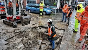 Vrouw verdwijnt plots in zinkgat midden op straat in Tilburg – wat er daarna gebeurde
