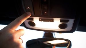 Waarom bellen duizenden mensen per ongeluk 112 vanuit hun auto? De oorzaak verbaast iedereen