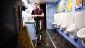 Waarom je toilet direct moet afsluiten als de stroom uitvalt: drijvende drollen dreigen