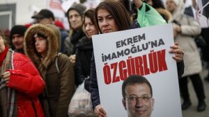 Waarom miljoenen Turken achter vervolgde burgemeester Imamoglu blijven staan