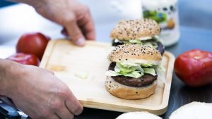 Waarom vegetarische steak plots verboden wordt terwijl vegaburger wél mag blijven bestaan