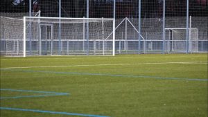 Zevenjaar jongen sterft nadat voetbaldoel omvalt tijdens spelen op Duits sportpark