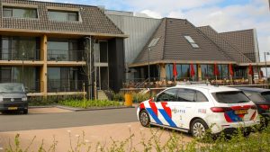 37-jarige man dood aangetroffen in hotel Katwoude: politie start groot onderzoek naar mysterieuze omstandigheden