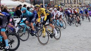 54 wielrenners betrapt op roodlicht tijdens Ronde van Vlaanderen – wat gebeurde er daarna?