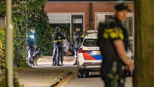 Acht arrestaties na steekpartij Fries dorp: wat deed politie ontdekken tijdens huiszoekingen?