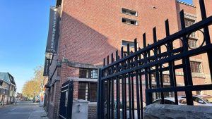 Almelo dreigt COA met boete: ‘Dit gaat veel te ver’ zeggen inwoners over statushouders in hotel