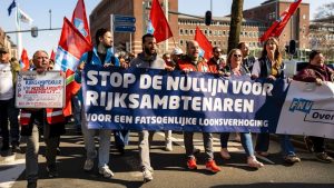 Ambtenaren leggen werk neer: ‘Onze zware banen verdienen meer dan een nullijn