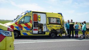 Ambulance met patiënt botst zwaar tegen auto met aanhanger op drukke N50
