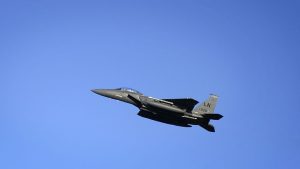 Amerikaans gevechtsvliegtuig neergestort: bemanningslid gered, tweede piloot nog vermist