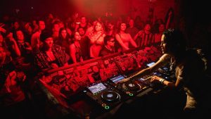 Amsterdam lanceert maandabonnement voor clubs: jongeren betalen nu €50 voor onbeperkt uitgaan