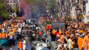 Amsterdam worstelt nog altijd met wildwest-reputatie tijdens Koningsdag ondanks nieuwe regels