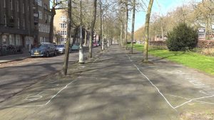 Amsterdamse vrijmarkt Koningsdag: plekjes al maanden van tevoren ‘geclaimd’ door handelaren