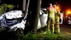 Auto letterlijk doormidden gescheurd bij dodelijk ongeluk Weert – wat ging er mis?