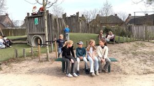 Basisschool Boekel introduceert buddybankje dat eenzame speeltijden voorgoed kan veranderen