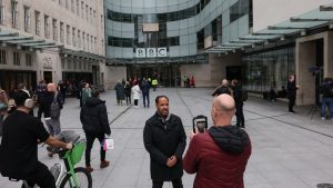 BBC kondigt massaal ontslag aan: 2000 medewerkers verliezen baan door drastische bezuinigingen