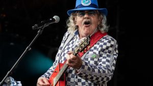 Bennie Jolink breekt in tranen uit na erkenning dialectrock als immaterieel erfgoed