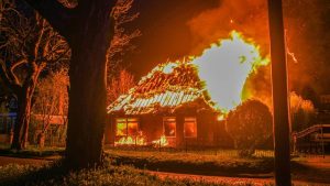 Bewoners Heerhugowaard ontkomen op het nippertje aan drama: huis brandt volledig af