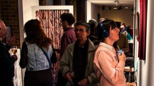 Bezoekers aten per ongeluk Belgisch kunstwerk van worsten volledig op tijdens opening