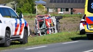 Brandweerauto slaat over de kop: wat er daarna gebeurde zal je verbazen