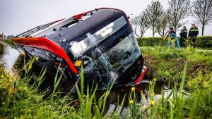 Bus chauffeur valt bewusteloos achter stuur en rijdt sloot in bij Heinenoord