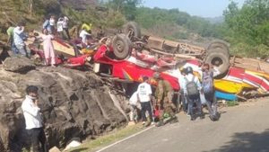 Bus vol passagiers stort van bergweg in India: wat ging er mis in die laatste seconden?