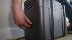 Deze nieuwe stekkerbatterij maakt huiseigenaren zo enthousiast dat ze hun vrienden bellen