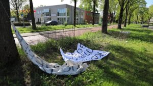 Dolle Mina’s plaatsen spandoeken naast anti-asielopvang protesten in Apeldoorn