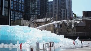 Drake’s ijsstunt zorgt voor chaos bij brandweer Toronto: ‘Dit had fataal kunnen aflopen