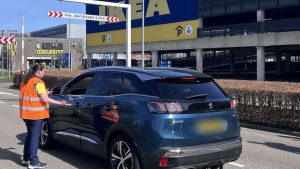 Duizenden klanten voor dichte deuren bij Ikea Duiven tijdens Black Friday-chaos