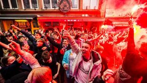 Duizenden PSV-fans vieren tot diep in de nacht na historische 27ste landstitel in Eindhoven