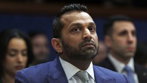 FBI-directeur eist kwart miljard dollar schadevergoeding na controversieel artikel over alcoholprobleem