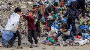 Gaza kinderen krijgen huidziekten door afvalbergen die niemand kan opruimen