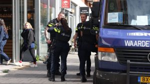 Geldtransportwagen overvallen midden op de dag terwijl voetgangers toekeken in Rotterdam