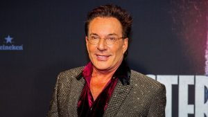 Gerard Joling vecht terug wanneer biergooier hem raakt tijdens optreden