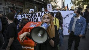 Griekse politie gebruikte gemaskerde migranten om andere vluchtelingen terug te duwen