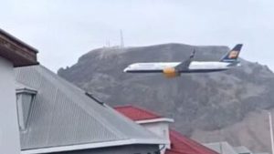 IJslandse piloot scheert rakelings over daken heen tijdens emotionele laatste vlucht