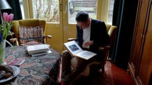 Kabinet kondigt historische excuses aan afstandsmoeders aan – dit betekent het voor duizenden