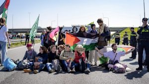 Klimaatactivisten blokkeren A12: wat politie deed verraste iedereen
