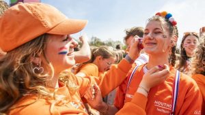 Koningsdag begint stralend maar dit weerbericht verandert je plannen compleet