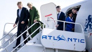 Koningspaar ontvangt mysterieuze envelop bij aankomst VS – wat stond erin?