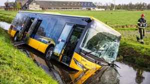 Lijnbus belandt plotseling in sloot Terherne: wat passagiers meemaakten zal je verbazen