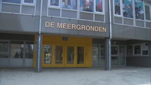 Middelbare school Almere sluit plotseling alle deuren – dit is wat ouders nu moeten weten
