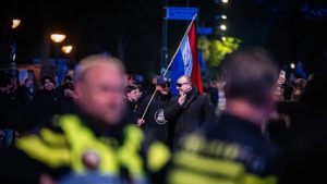 Minister Van Weel noemt relschoppers Loosdrecht ‘tuig’ – reacties laaien op