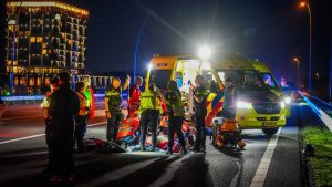 Motorrijder gewond achtergelaten: automobilist vlucht na botsing A2 Eindhoven