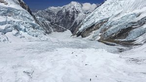 Mount Everest plots dicht door vallende gletsjerbrok – klimmers zitten vast in gevaarlijke files