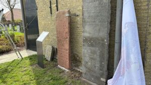 Na 17 jaar eindelijk gevonden: deze eeuwenoude grafzerken in Stavoren verbergen een geheim