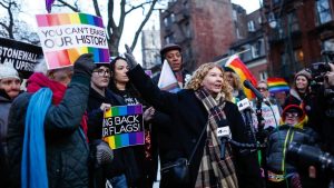 New York draait besluit terug: regenboogvlag mag plots weer wapperen bij lhbti-monument