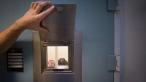 Oud-afdelingshoofd gevangenis Arnhem krijgt celstraf na jarenlange smokkeloperatie