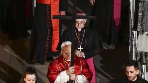 Paus Leo breekt decennia oude traditie: draagt zelf kruis tijdens emotionele Kruisweg ceremonie